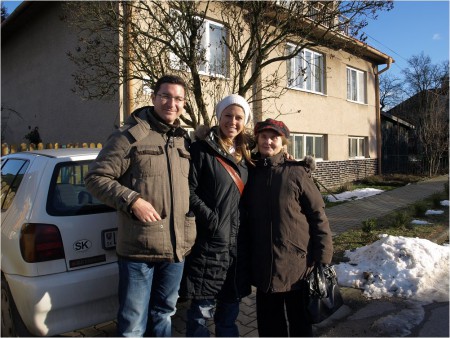 Pred domom Klári a Petra